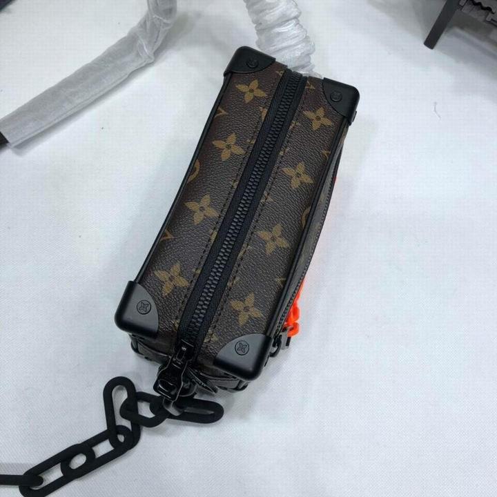 LOUIS VUITTON - SHOULDER BAG